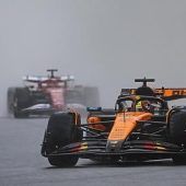 Piastri bezwingt das Regenchaos