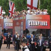 Lionesses: Titel-Party in Cabrio-Bussen