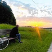 Innehalten auf der Radtour durch den Chiemgau