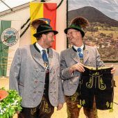 Doppeljubiläum des Trachtenvereins und der Feuerwehr in Brannenburg begeistert Besucher und Nachwuchs