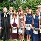 Zwölf junge Leute feiern in Marquartsteiner Erlöserkirche