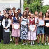Feierliche Ehrung der Jahrgangsbesten der Mittelschulen im Landkreis auf Schloss Hartmannsberg
