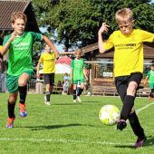 Junge Fußballer trotzen der Hitze vor dem großen Regen