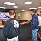 Mit dem Schnuller und der nötigen Geduld zur Tischreservierung – Lange Schlangen am Flötzinger-Buchungsschalter für das Herbstfest