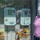 Kunst in Bad Aiblings Schaufenstern inklusive Mangfall-Bote an der Bahnhofstraße