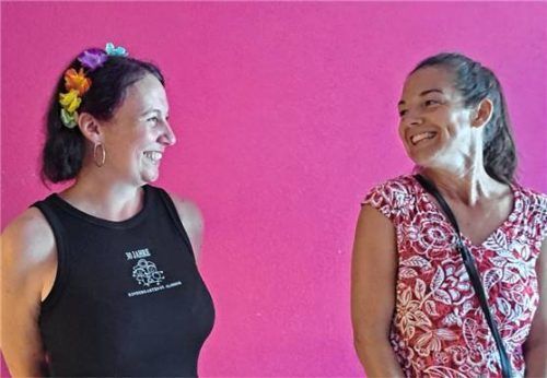 Viel Spaß und Freude zusammen haben immer noch Bianca Flemm (links), die Leiterin des Kindergartens, und Katharina Canstein, die als Katharina Dumpler als Erste die Leitung des 1994 eingeweihten Kindergartens innehatte und, inzwischen Mama von fünf Kindern, über 20 Jahre als treue Weggefährtin die Einrichtung begleitete.