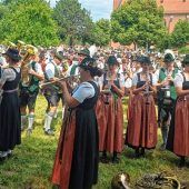 Genuss für die Augen und die Ohren: Feldgottesdienst und Festzug des Musikfests in Übersee