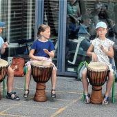 Musikschule Brannenburg präsentiert sich bei Bilderbuchwetter am Kirchbach