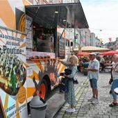 Burger und schwarzes Eis – Kulinarische Weltreise beim „Street Food Market“