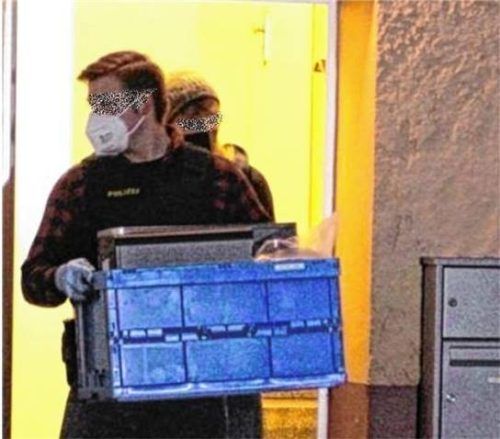 Kurz vor Sonnenaufgang, an einem kalten Morgen im Februar 2022: Die Polizei stürmt die Wohnung eines mutmaßlichen Reichsbürgers und beschlagnahmt Datenträger (rechtes Foto). Foto Hadersbeck