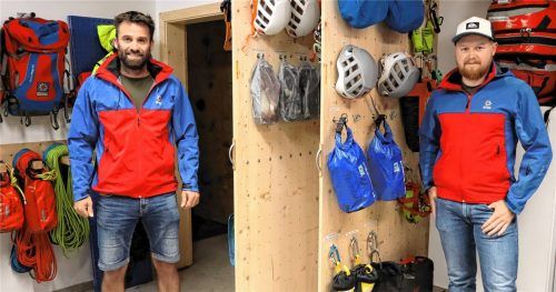 Alles geordnet und griffbereit für den nächsten Einsatz: Bereitschaftsleiter Matthias Eggersberger (links) und sein Stellvertreter Maximilian Glasschröder im neugestalteten Materialraum. Foto strim