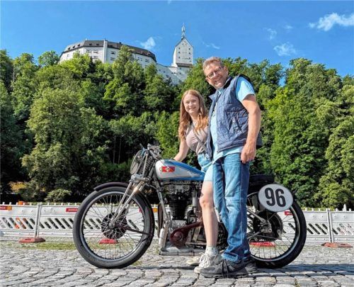 Alles ist bereit: Veranstalter Manfred Stein und seine Tochter Marion Bender haben die Organisation fest im Griff. Die Kampenwandhistoric 2025 kann im traumhaften Ambiente unterhalb von Schloss Hohenaschau nun dieses Wochenende starten.Foto H. Reiter