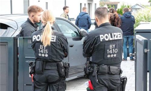 Am Mittwoch fand in Waldkraiburg eine große Durchsuchungsaktion statt. Zahlreiche Kräfte der Polizei waren im Einsatz. Foto fib/Eß