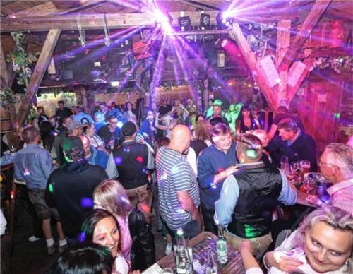 Am Mittwochabend feierten die Besucher auf dem Waldkraiburger Volksfest bis in die späte Nacht mit der Party-Band „Flash Dance“. Foto Stuffer