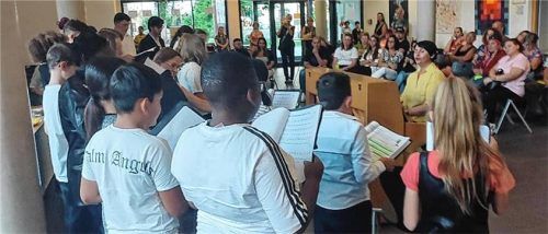 Am Piano begleitete die Chorleiterin Nektaria Paletsou die Kinder. Foto auer