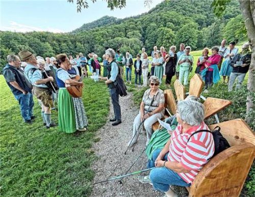 An den Bänken wurde Station gemacht, um gemeinsam zu singen. Vorne links: die beiden Musikanten Hans Wiesholzer und Liesbeth Genghammer.Foto  H. Reiter