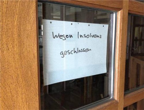 An der Eingangstür des Lokals werden Gäste auf die Schließung hingewiesen.