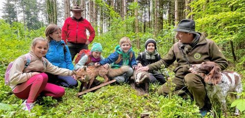 An einem verlassenen Fuchsbau erklärten Willi Reitter (hinten) und Raimund Haik (rechts) den Schülern (von links) Mascha, Agnes, Sofia, Marinus und Basti die Lebensgewohnheiten von Fuchs und Dachs. Foto neutwirth