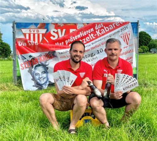 Andi Kreuzmeir, Volksfest-Cheforganisator der SVB-Fußballer (links), und Tobias Rinke haben die letzten Pflöcke der Werbebanner in den Boden gerammt. Foto neuwirth