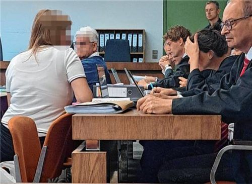 Angeklagte Jessica K. und Siegfried H. mit Anwälten imFlexiCamper-Prozess am Landgericht München. Foto Weiser