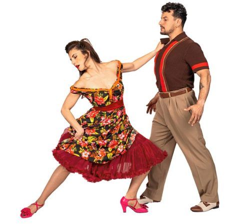 Anita und Bernardo tanzen voller Leidenschaft: Ihre ausdrucksstarke Körpersprache und das farbenfrohe Outfit spiegeln die Dynamik und Intensität ihrer Beziehung wider. Zu sehen sind die beiden in der „West Side Story“ auf der Festung in Kufstein.
