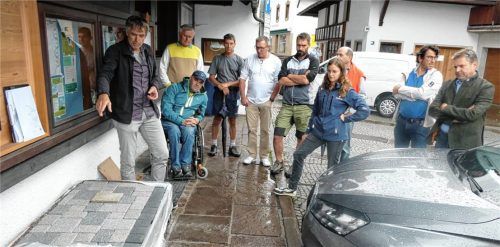 Anschauungsmaterial: Helmut Mühlbacher vom „Büro Mühlbacher und Hilse“ (links) stellte den Gemeinderäten Mustersteine für die geplante Neuverlegung auf dem Rathausplatz vor. Foto Hauser