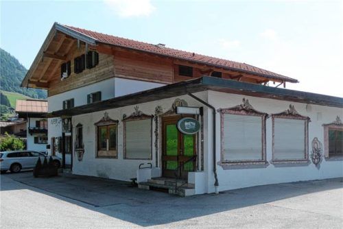 Anstelle des bisherigen Sportcafés an der Schwimmbadstraße im Vordergrund dieses Bildes sollen fünf Ferienwohnungen entstehen. Foto Hauser