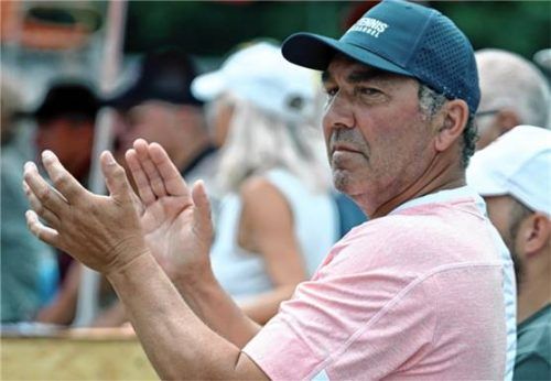 Applaus für den wichtigen Punktgewinn: Rosenheims Abteilungsleiter Dieter Dörfler.Foto Hans-Jürgen Ziegler