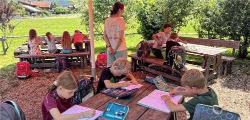 Auch nach zehn Jahren ist das „Grüne Klassenzimmer“ noch immer in richtig gutem Zustand und wird von den Lehrkräften gerne für den Unterricht im Freien genutzt. Foto  Wegscheider