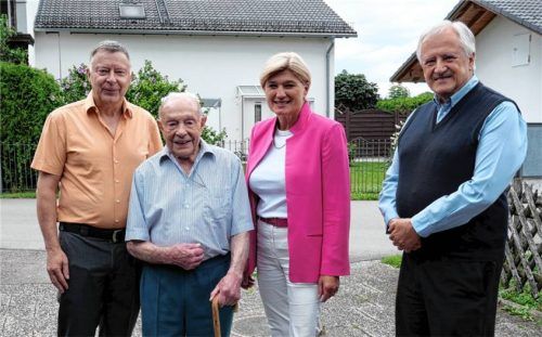 Auf 100 Jahre kann Wolfgang Messner (Zweiter von links) aus Feldolling zurückblicken. Zu den vielen Gratulanten gehörte auch die Zweite Bürgermeisterin Christiane Noisternigsowie Wilfried Hauffen (links) und Oswald Passauer vom Senioren- und Heimatverein Feldkirchen-Westerham. Foto merk