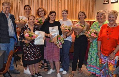 Auf dem Bild bedanken sich Franz Polland, Vorsitzender der Verkehrswacht Rosenheim (links), und Dritte Bürgermeisterin Sabine Balletshofer-Wimmer (rechts) bei den ausscheidenden Schulweghelferinnen (von links) Conny Burgschmidt, Silke Engl, Monika Tietz und Larissa Eisenkolb, den Organisatorinnen Alexandra Fischer und Romy Mahrla-Röös sowie Rektorin Carola Vodermaier. Foto sedlbauer