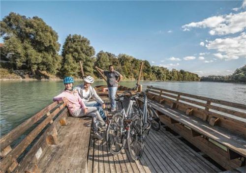 Auf der Fähre geht es über den Inn – ein spannendes Erlebnis auch für Kinder.Fotos Innsalzach Tourismus-Verband