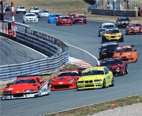 Auf der Fahrt nach vorne: Andreas Rehwald im gelben brt BMW M3 E36. Foto brt Automotive AG