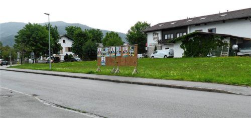 Auf der freien Fläche in der Adlgasser Straße 12 neben dem Edeka genehmigte der Gemeinderat ein Mehrfamilienhaus mit sieben Wohneinheiten. Fotos Wegscheider