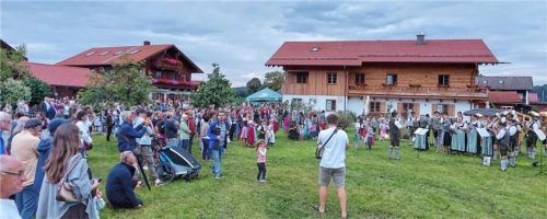 Auf der Hoisn-Wiese fand der musikalische Abschluss in Form eines Gemeinschaftschors statt. Angelika Weber dirigiert 700 Teilnehmer und Gäste. Fotos re