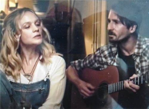 Auf Wallis Island begegnet sich ein Folk-Duo wieder neu durch die Initiative eines exzentrischen Lottomillionärs – Szenenbild mit Carey Mulligan und Tom Basden.friedrich