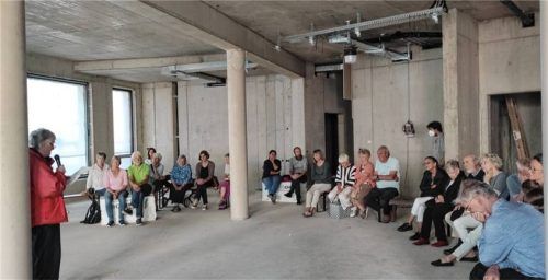 Aufmerksam hörten die Besucher den Vorträgen zu. Foto re