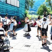 Trachtler erfreuen Klinik-Kinder