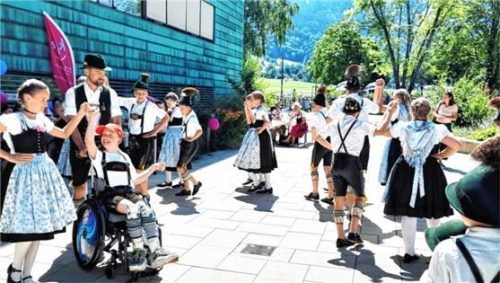 Auftritt der Atzinger Trachtenjugend in der Orthopädischen Kinderklinik in Aschau. Foto  Hötzelsperger