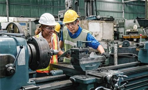 Ausbildungsberufe, die sich auszahlen, finden sich im Bereich der Industrie.Fotos istock