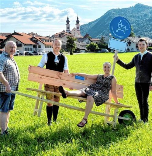 Ausfahrt mit Bankerl: Mesner Frater Richard (links), Pastoralreferentin Monika Kleber (Zweite von rechts) und Diakon Dr. Christian Elsen (rechts) testeten gemeinsam mit Aschaus Tourismuschef Herbert Reiter (Zweiter von links) das neue rollende Möbelstück. Foto re