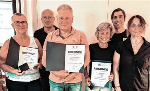 Ausgezeichnet: (von links) Doris Wörndl, Peter Jüstel (BLSV), Lorenz Baumann, Hedwig Hörfurter, Vorstände Michael Strauß und Monika Stöcklhuber.