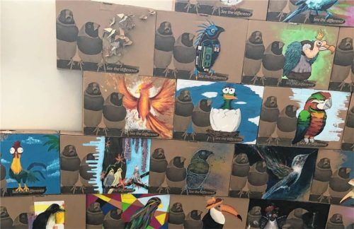 Ausschnitte aus der Installation mit Monitorkartons. Der dritte Vogel in jedem Bild wurde nach eigenen Vorstellungen übermalt (Klassen 11 und 12).