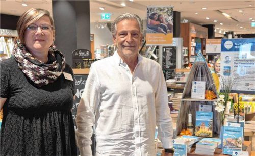 Autor Stephan R. Meier mit Julia Obermaier von der Thalia-Filiale in Rosenheim. Hier wird morgen seine Lesung stattfinden. Foto Aberle