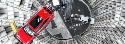 Autos von Volkswagen stehen zur Auslieferung in einem Turm der Autostadt am VW Stammwerk. Foto dpa