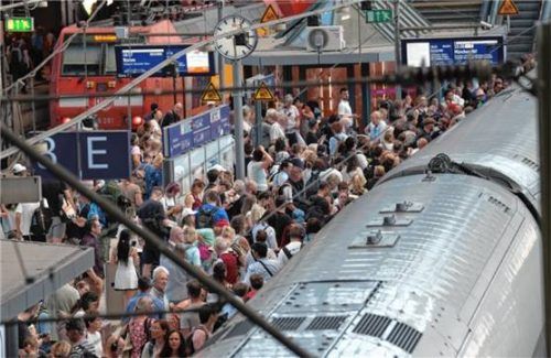 Bahnreisende stehen wartend an den Bahnsteigen. Foto dpa