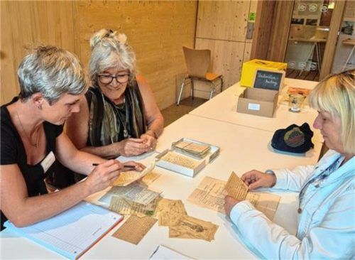 Barbara Sailer, Karin Silmbrod und Renate Engelhardt (von links) beim Entziffern von Briefen in Sütterlin-Schrift.
Foto Bezirk Oberbayern, FLM Amerang