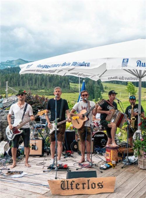 Bavarian-Crossover mit „Uferlos“ im Chiemgau-Alm-Festival auf der Winklmoosalm. Foto  Flug