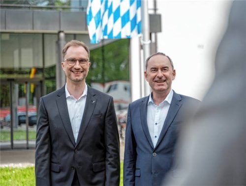 Bayerns Wirtschaftsminister Hubert Aiwanger (Freie Wähler, rechts) und Pascal Schreyer, Geschäftsführer der Nitrochemie Aschau GmbH (Rheinmetall), bei einem Besuch des Ministers im Werk in Aschau. Während des Besuchs ging es auch um Kapazitätserweiterungen für die Produktion von Hülsen und Pulver. Foto dpa