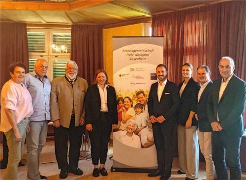 Bei dem Treffen in Rosenheim: (von links) Barbara Baur (DPWV), Klaus Voss (Diakonie Rosenheim), Landtagsabgeordneter Sebastian Friesinger, Amelie Guggenberger (BRK-Kreisverband Rosenheim), Landtagsabgeordneter Daniel Artmann, Veronika Leidel (DPWV, Sprecherin Arge Freie), Wolfgang Ehrenlechner (Caritas Rosenheim) sowie Anton Reiserer (Awo-Kreisverband Rosenheim-Miesbach).Foto re